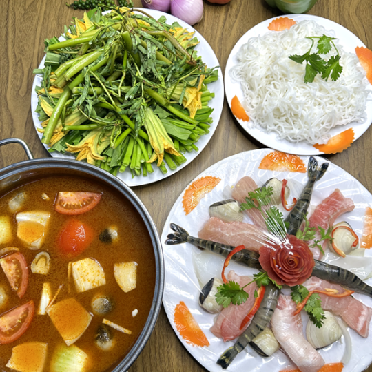 LẨU HẢI SẢN CHUA CAY