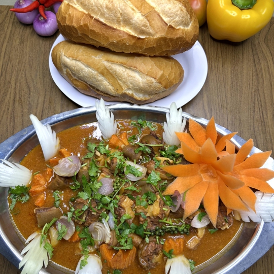 ĐUÔI BÒ SỐT TIÊU + BÁNH MÌ