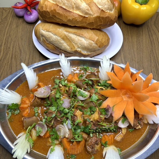 ĐUÔI BÒ SỐT TIÊU + BÁNH MÌ