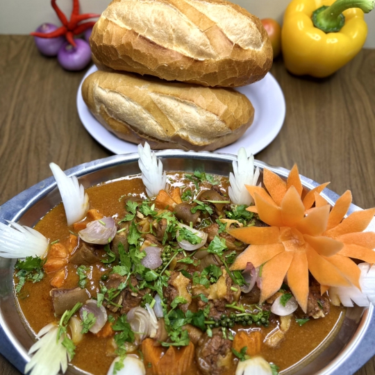 ĐUÔI BÒ SỐT TIÊU + BÁNH MÌ
