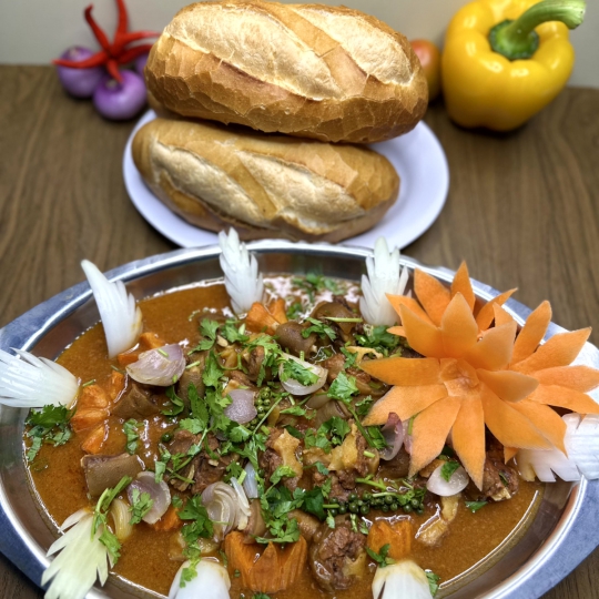 ĐUÔI BÒ SỐT TIÊU + BÁNH MÌ