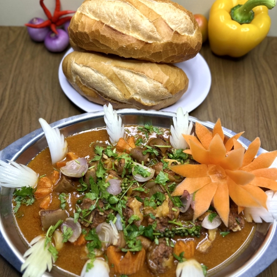 ĐUÔI BÒ SỐT TIÊU + BÁNH MÌ