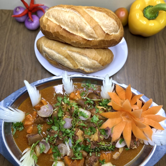 ĐUÔI BÒ SỐT TIÊU + BÁNH MÌ