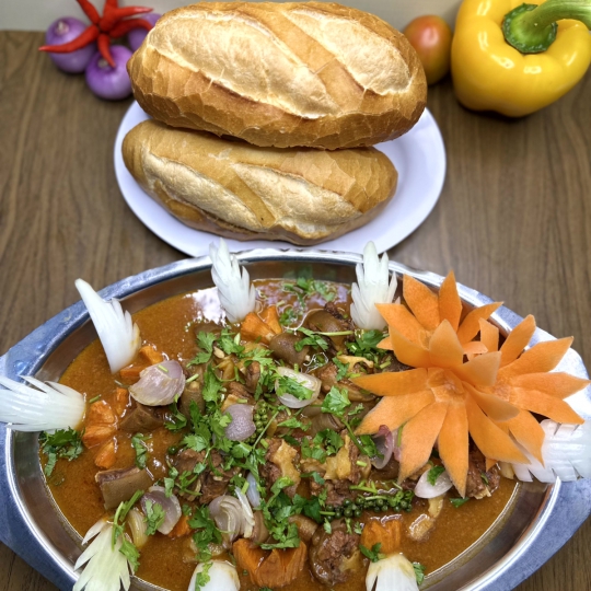 ĐUÔI BÒ SỐT TIÊU + BÁNH MÌ