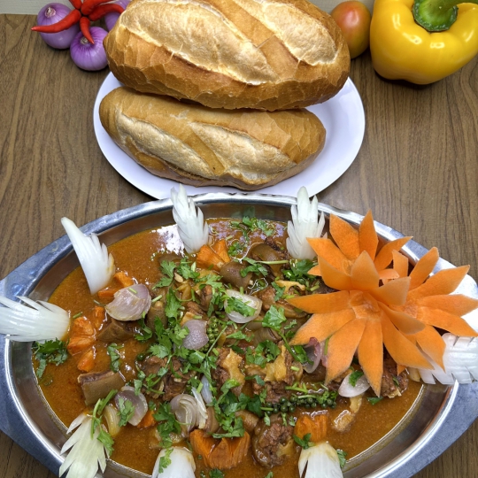 ĐUÔI BÒ SỐT TIÊU + BÁNH MÌ