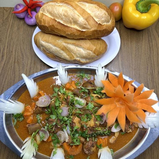 ĐUÔI BÒ SỐT TIÊU + BÁNH MÌ
