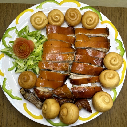 HEO SỮA QUAY BÁNH BAO