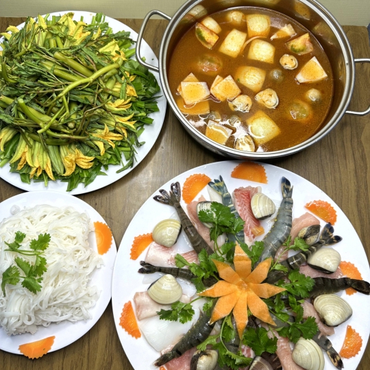 LẨU HẢI SẢN  CHUA CAY