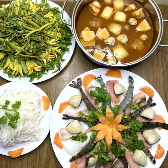 LẨU HẢI SẢN  CHUA CAY