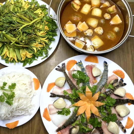 LẨU HẢI SẢN  CHUA CAY